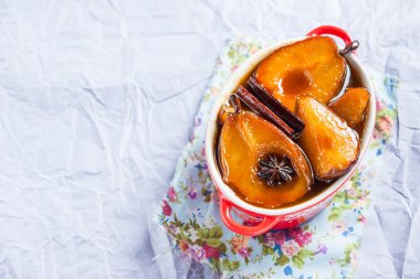 Sıcak karamel armut