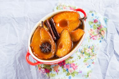 Sıcak karamel armut