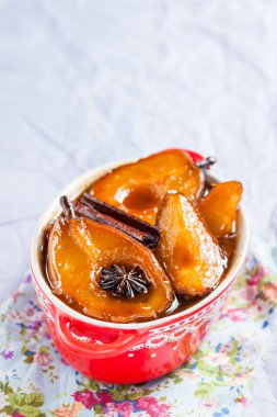 Sıcak karamel armut