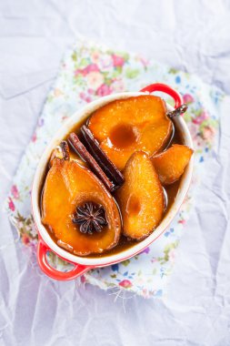 Sıcak karamel armut