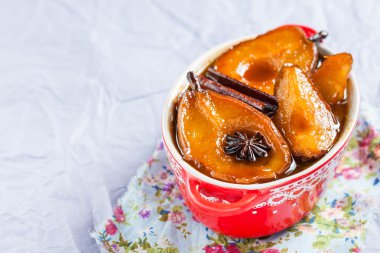 Sıcak karamel armut