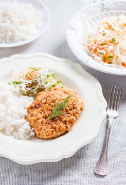 domuz eti pilav ve salata ile