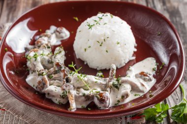 Sığır straganof mantar ve pirinç.