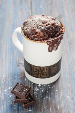 bir kupa çikolata karamel kek