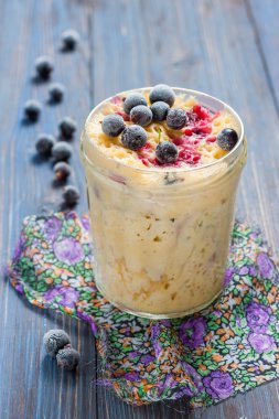 Blackcurrant pasta bir kupa