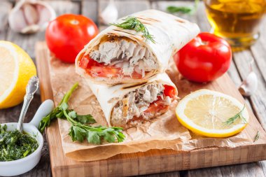 Ekmek, bir pide, Balık.