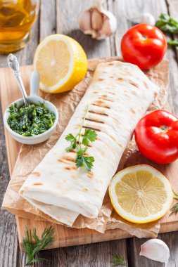 Ekmek, bir pide, Balık.