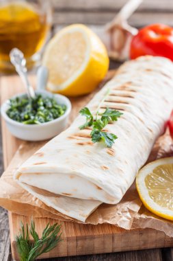 Ekmek, bir pide, Balık.