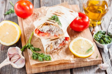 Ekmek, bir pide, Balık.