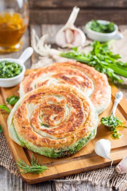 Taze otlar ile yuvarlak pasta