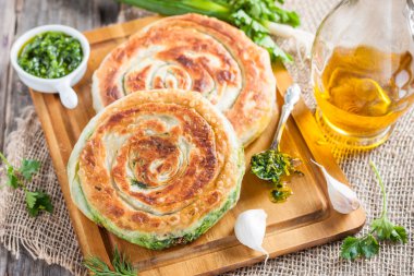 Taze otlar ile yuvarlak pasta