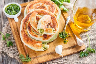 Taze otlar ile yuvarlak pasta