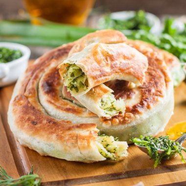 Taze otlar ile yuvarlak pasta