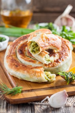 Taze otlar ile yuvarlak pasta