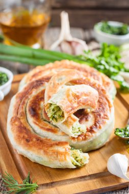 Taze otlar ile yuvarlak pasta