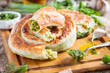 Taze otlar ile yuvarlak pasta