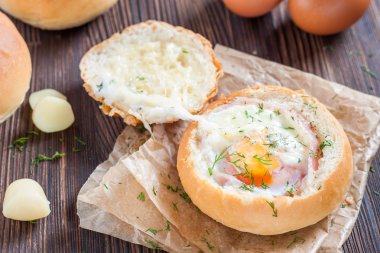 Yumurta, peynir ve domuz pastırması ile sandviç.