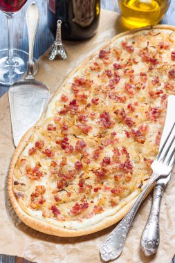 Alsatian tarte pastırma ile flambe