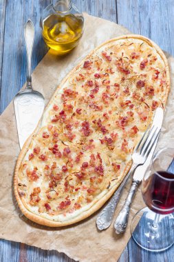 Alsatian tarte pastırma ile flambe