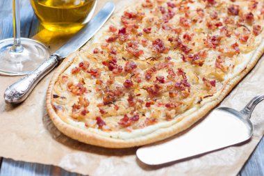 Alsatian tarte pastırma ile flambe