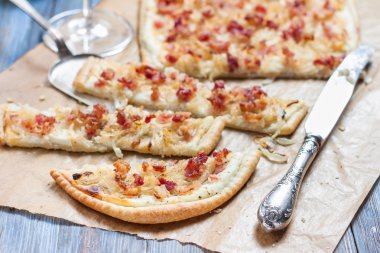 Alsatian tarte pastırma ile flambe