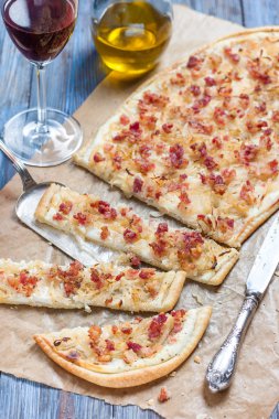 Alsatian tarte pastırma ile flambe
