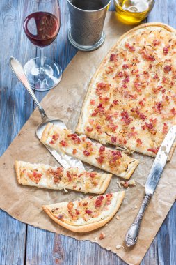 Alsatian tarte pastırma ile flambe