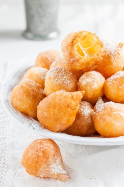 pudra şekeri ile çörek