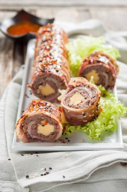 Etli börek peynirli pastırma içinde sarılmış