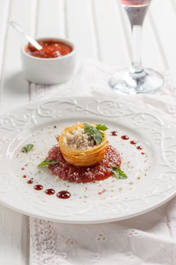 Spagetti köfte ile yuva