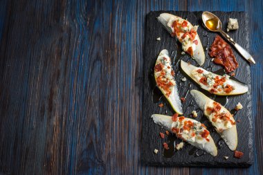 Gorgonzola, pastırma ve bal ile armut