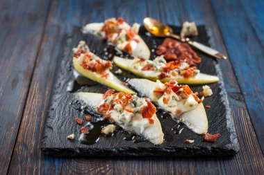 Gorgonzola, pastırma ve bal ile armut