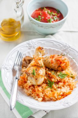 Tavuklu pilav ve sebze.