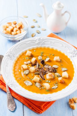 Porcini mantar ile sonbahar balkabağı çorbası