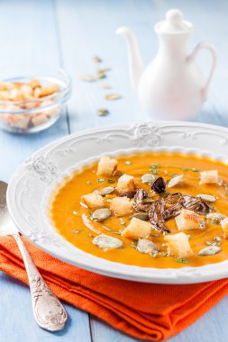 Sonbahar kabak çorbası zeytin yağı