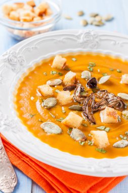 Sonbahar kabak çorbası zeytin yağı