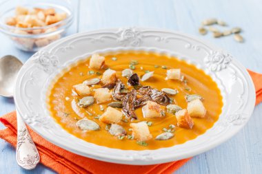 Sonbahar kabak çorbası zeytin yağı