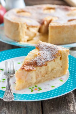 Pastayı dilim elma ve ekşi krema-yumurta doldurma ile