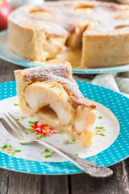 Pastayı dilim elma ve ekşi krema-yumurta doldurma ile