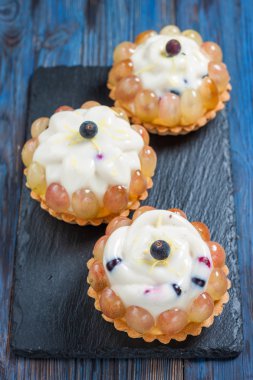 Tartlets çilek panna cotta ile