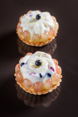 Tartlets çilek panna cotta ile
