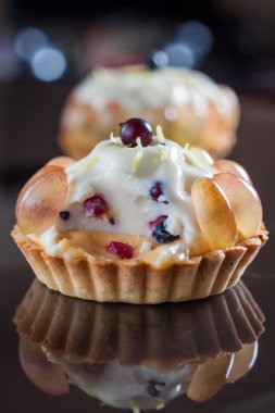 Tartlets çilek panna cotta ile