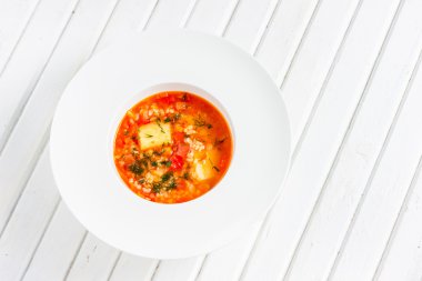 Vejetaryen sebze domates çorbası