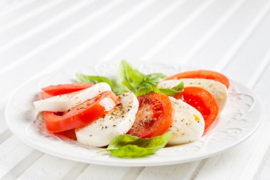 İtalyan klasik salata caprese Mozzarella peyniri ile