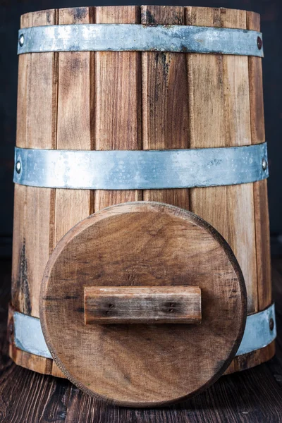 A velha banheira / barril para vinho ou picles — Fotografia de Stock