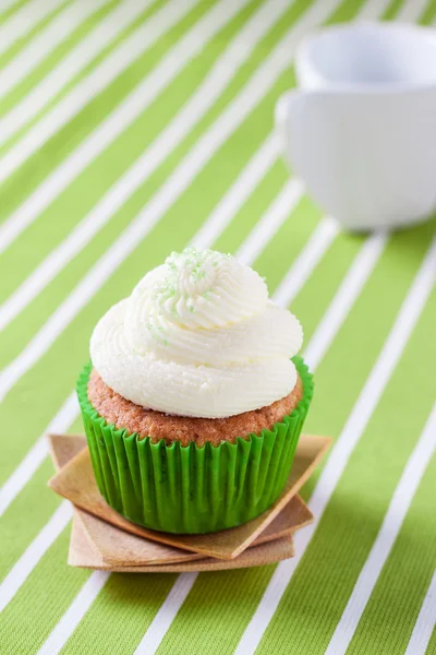 La magdalena con la crema sobre verde —  Fotos de Stock