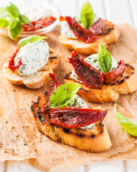 Bruschetta italiana com queijo — Fotografia de Stock