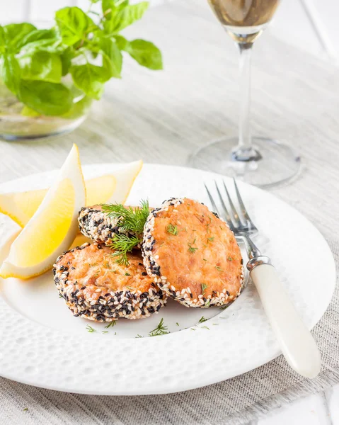 Vis schnitzels gepaneerd in sesam. — Stockfoto