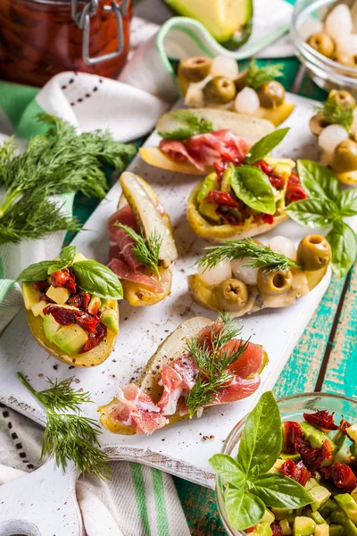 Batatas recheadas com legumes . — Fotografia de Stock