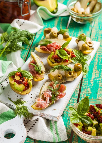 Batatas recheadas com legumes . — Fotografia de Stock